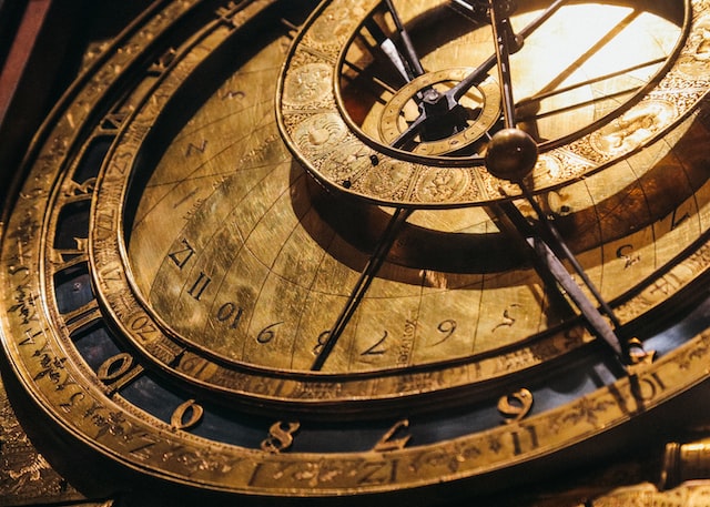 A picture of a golden clock